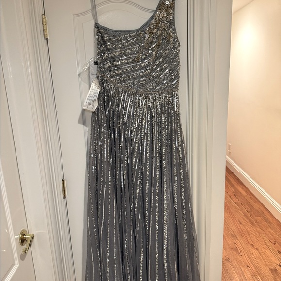 NWT Mac Duggal Sequin Embellished One Shoulder A-Line in Platinum Size 12 #5220 - Picture 4 of 9
